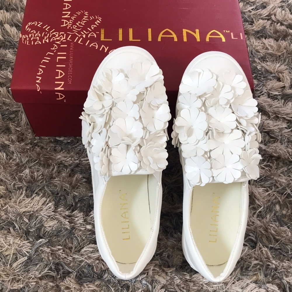 NIB Liliana White 3D Floral Slip On Sneakers Size US 6 / UK 4